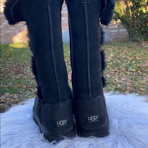 UGG BAILEY BUTTON TRIPLET SHEARLING BOOTS BLACK - Picture 2 of 14